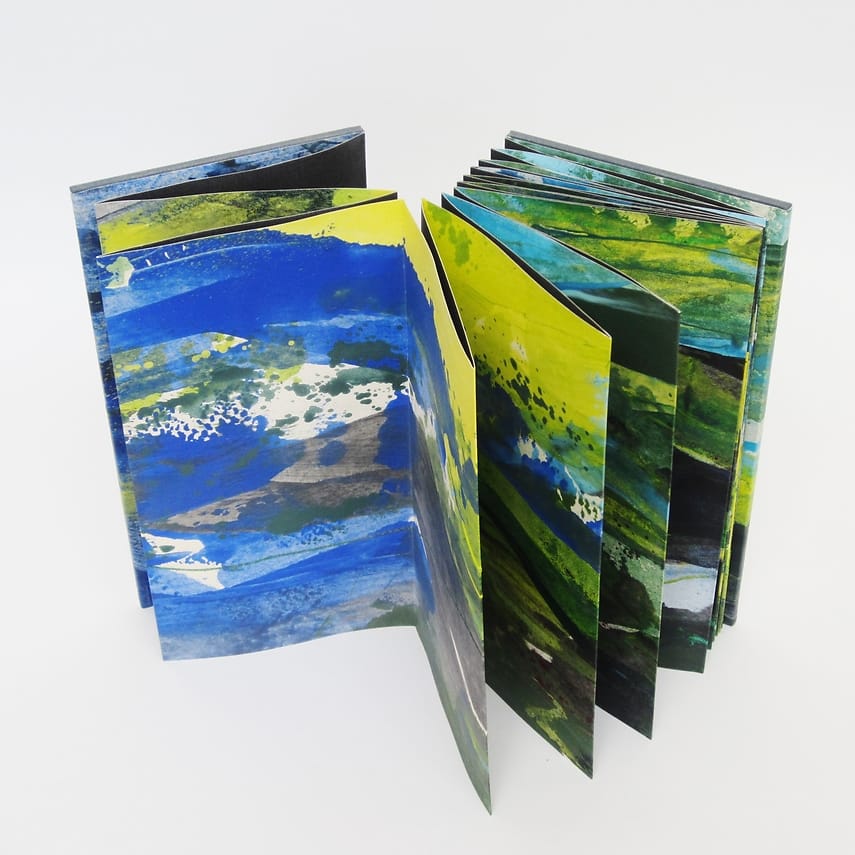 Leporello schilderij Geschilderd boekobject gemaakt van lange smalle schildering op papier waarna leporello gevouwen en als boek afgewerkt. Vele kleuren maar vooral groen, blauw en zilver.