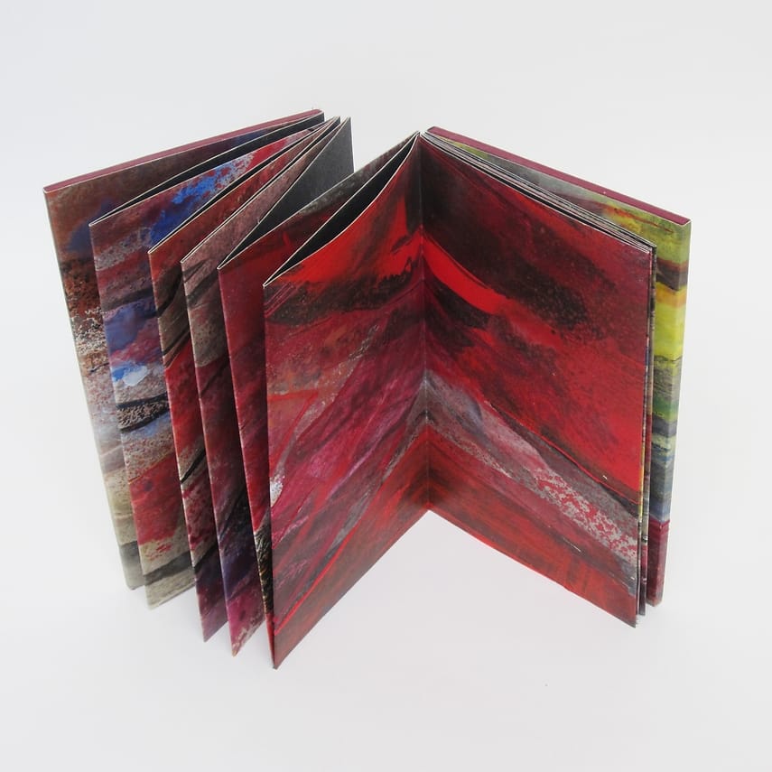 Leporello schilderij Geschilderd boekobject gemaakt van lange smalle schildering op papier waarna leporello gevouwen en als boek afgewerkt. Vele kleuren maar vooral zilver en diverse tinten rood.