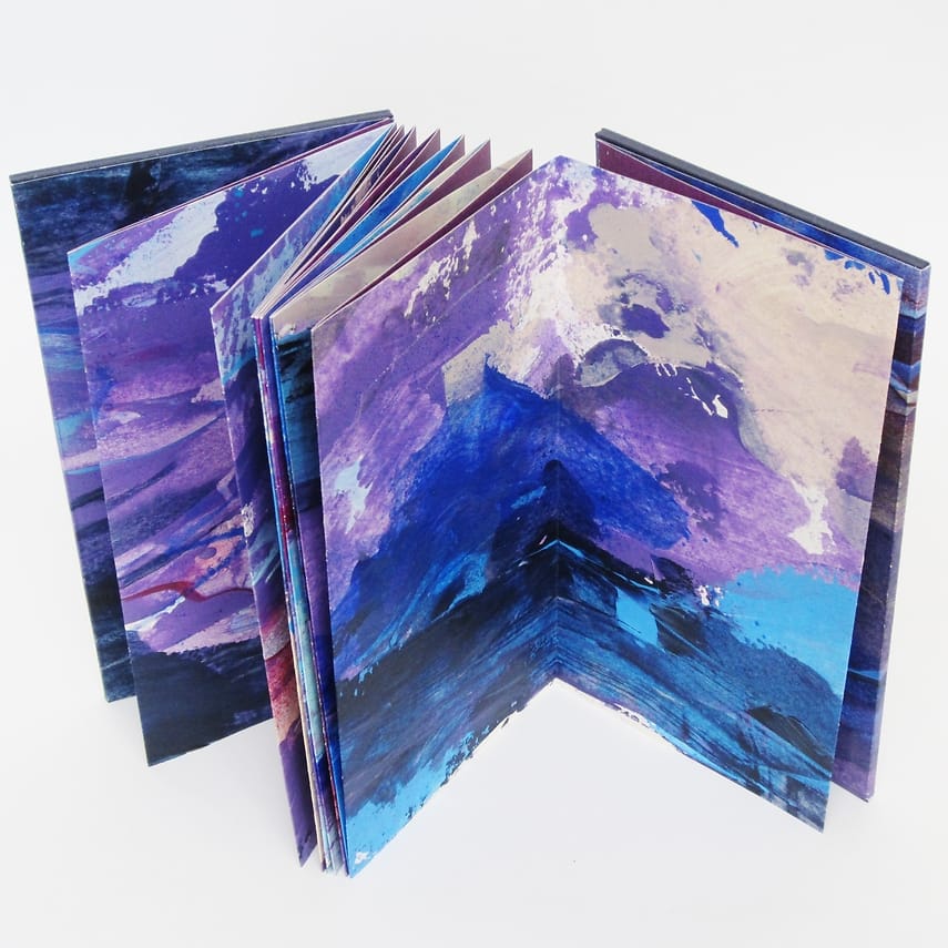Leporello schilderij Geschilderd boekobject gemaakt van lange smalle schildering op papier waarna leporello gevouwen en als boek afgewerkt. Vele kleuren maar vooral paars, indigo, cobalt en zwart.
