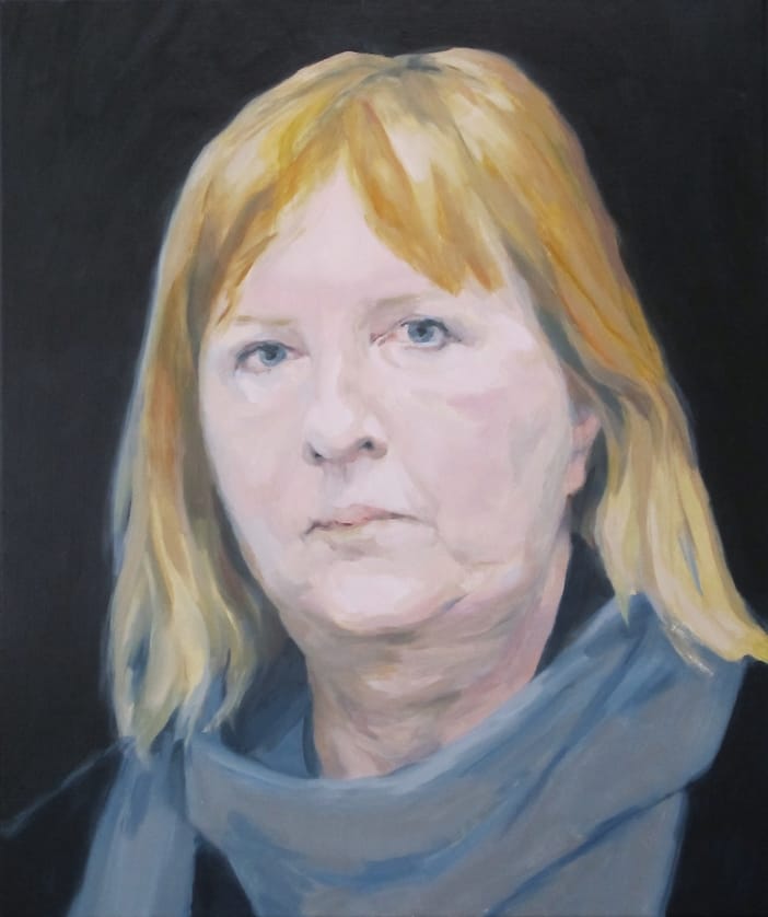 Reputation 12 Realistisch olieverf portret van nadenkend kijkende oudere vrouw met lang blond haar tegen donkerblauwe achtergrond.