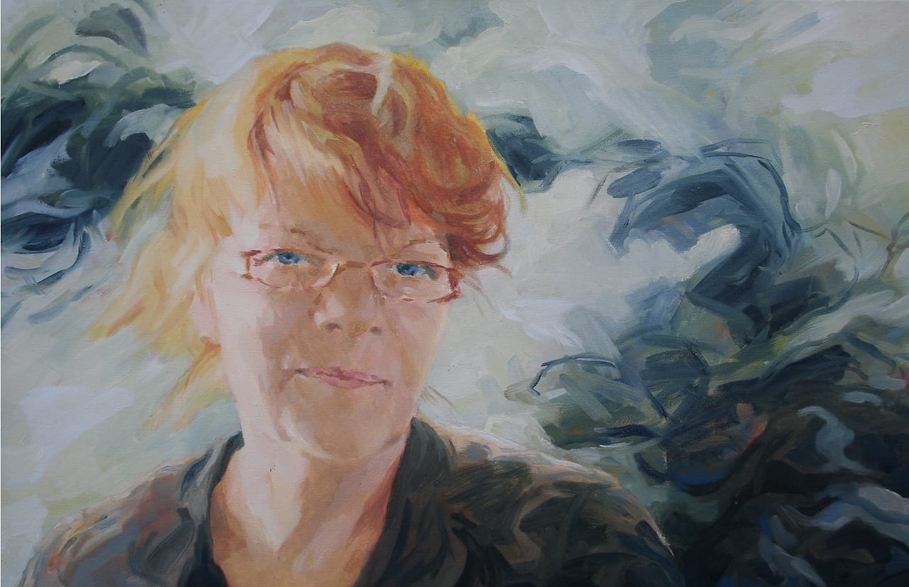 Olieverf portret van glimlachende vrouw met bril, postuum portret.