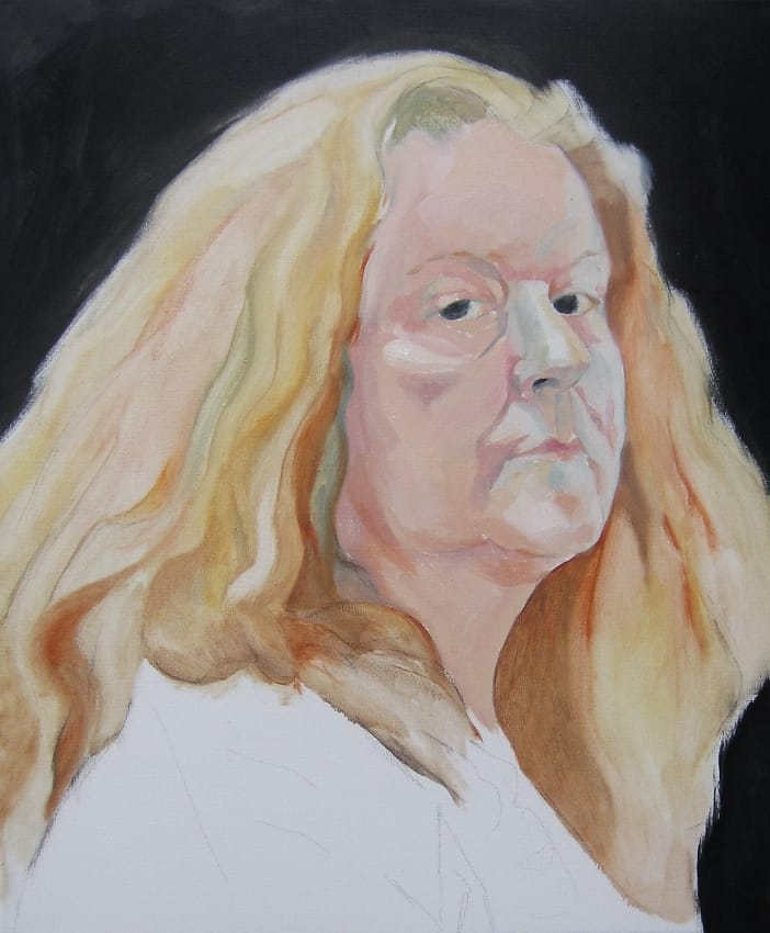Reputation 7 Realistisch olieverf portret van hooghartig kijkende oudere vrouw met loshangend rood haar tegen donkerblauwe achtergrond.