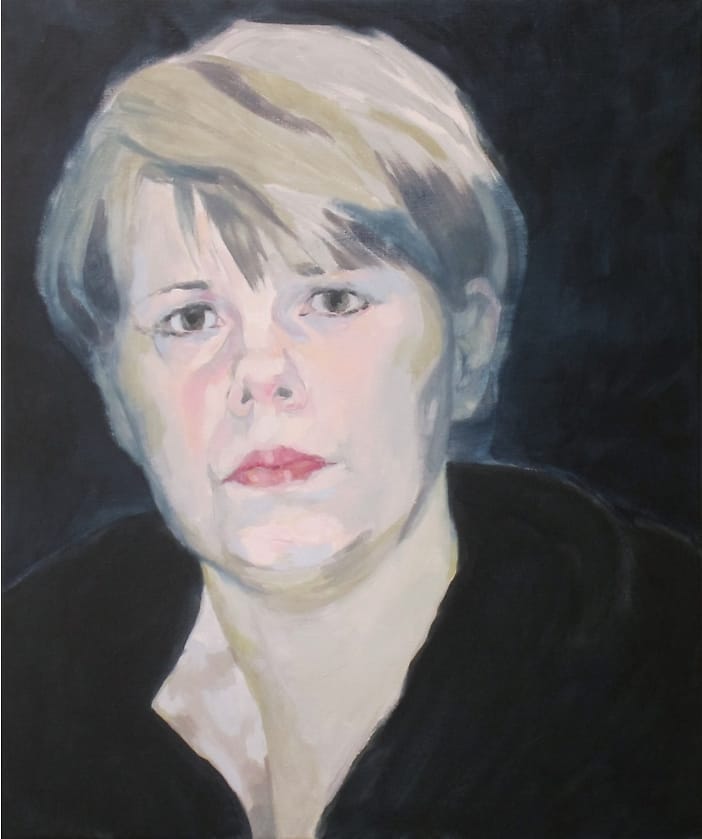 Reputation 6 Realistisch olieverf portret van jonge vrouw met kort grijs-blond haar tegen donkerblauwe achtergrond.